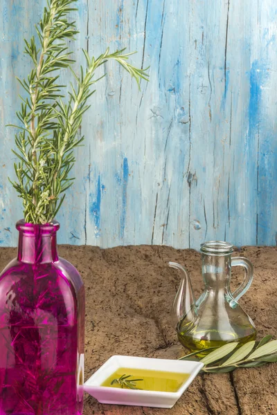 Olive oil flavored with rosemary — Stock Photo, Image