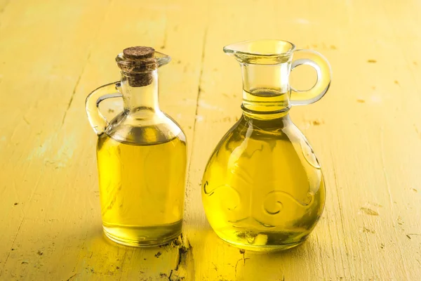 Słoiki szklane oliwą z oliwek — Zdjęcie stockowe