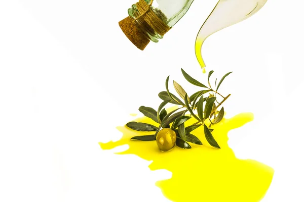 Extra virgin olive oil pouring isolated — Stock Photo, Image