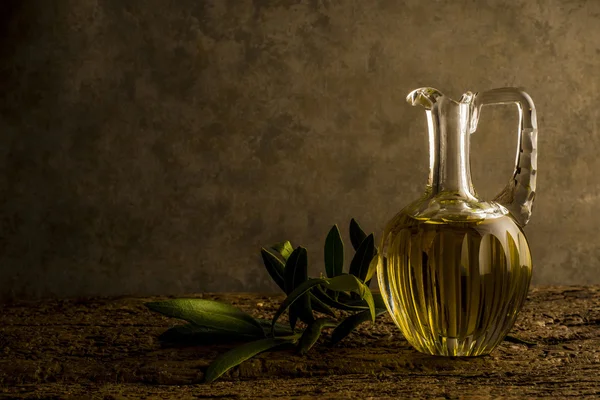 Panenský olivový olej v ročníku sklenice oleje — Stock fotografie