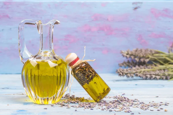 Olijfolie op smaak gebracht met lavendel — Stockfoto