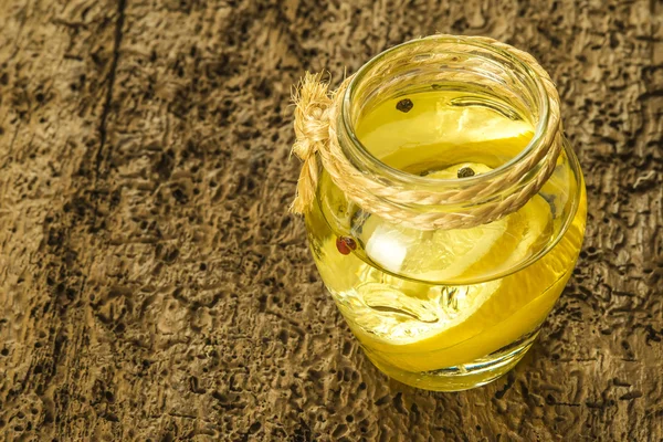 Olijfolie op smaak gebracht met citroen en peperkorrels — Stockfoto