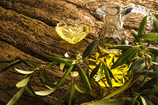 Aceite de oliva virgen extra en frasco de aceite de vidrio vintage —  Fotos de Stock