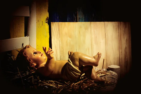圣诞贺卡 老式木桌上的耶稣宝贝雕像 — 图库照片