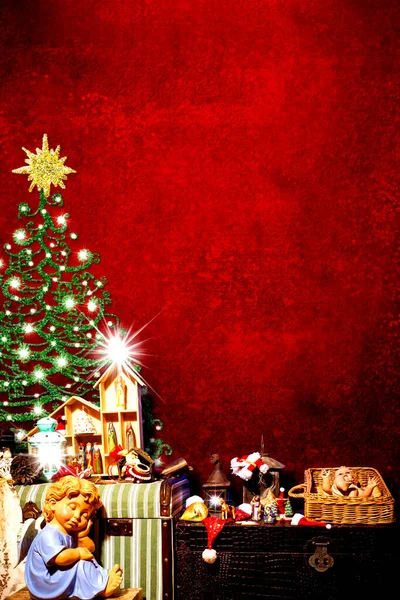 圣诞贺卡 小耶稣 圣诞手绘的圣诞树和圣诞装饰品 装在红墙上的两个旧行李箱里 上面有写东西的空间 — 图库照片
