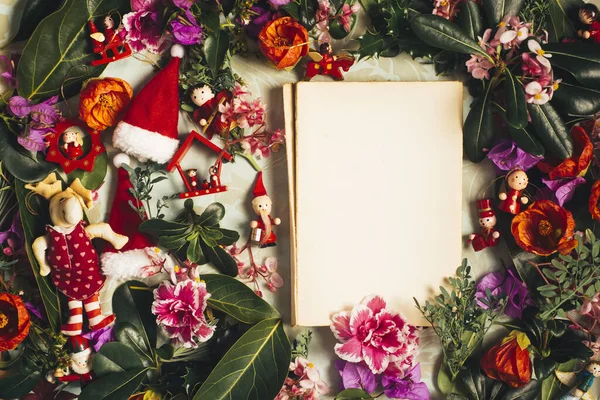 Decoraciones Navideñas Flores Naturales Que Rodean Viejo Libro Con Espacio —  Fotos de Stock