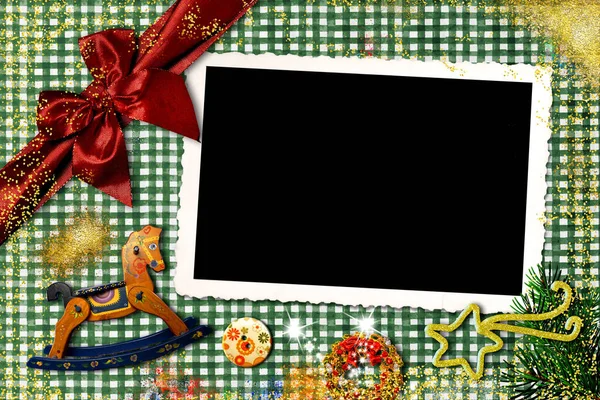 クリスマスレトロなフォトフレームグリーティングカード素朴なテーブルクロスにヴィンテージの装飾に囲まれた写真を置くために古い空のフォトフレーム — ストック写真