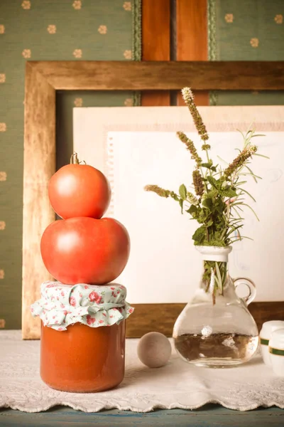 Yapımı Konserve Domates Çiğ Organik Domates Eski Bir Mutfakta Cam — Stok fotoğraf