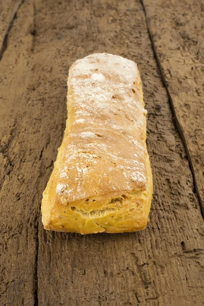Pan de maíz sobre madera vieja — Foto de Stock