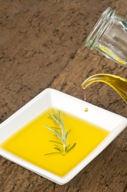 Cam kavanoz dökülen sızma zeytinyağı