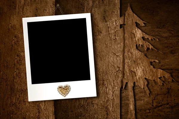 Kerstmis, fotoframe opknoping op een oude houten muur — Stockfoto