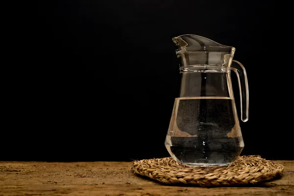 Dzbanek szklany z wodą — Zdjęcie stockowe