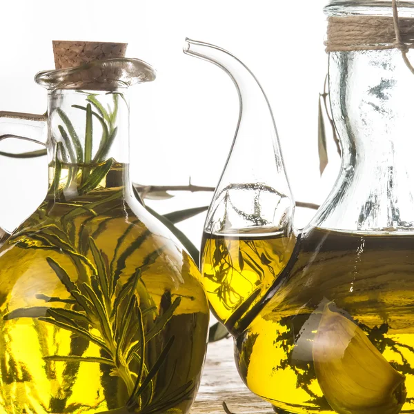 Rozmarynem i czosnkiem podawany oliwy z oliwek — Zdjęcie stockowe