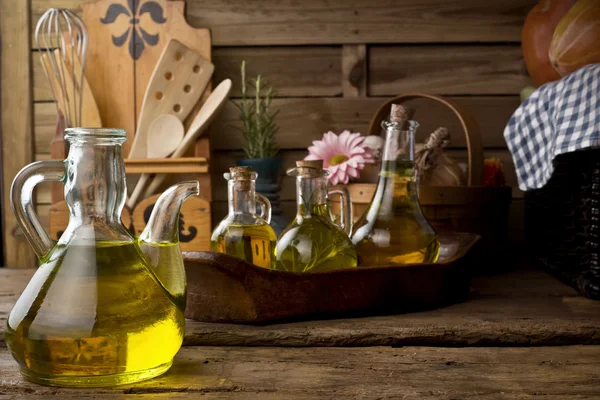 Skleněné láhve s olivovým olejem — Stock fotografie