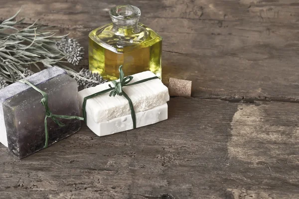 Mýdla z olivového oleje a levandulový květ — Stock fotografie