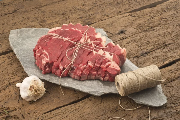 Ruwe t-bone steak op steen — Stockfoto