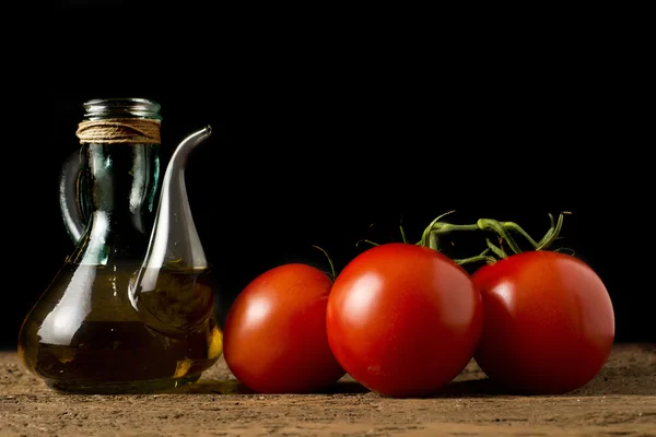 Jar extra vergine olijfolie en verse tomaten — Stockfoto
