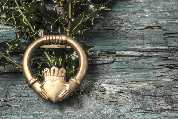 Claddagh y ramas de acebo — Foto de Stock