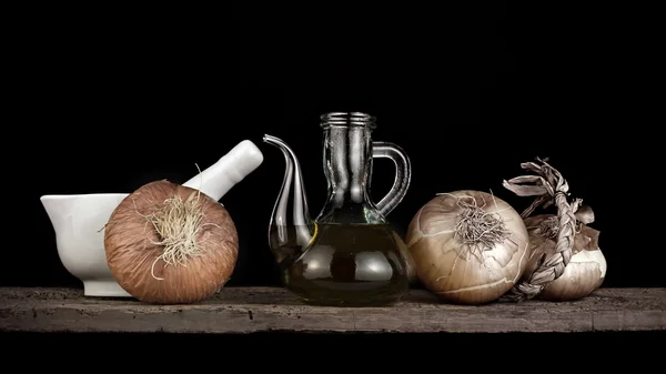Оливковое масло, лук и раствор на черном — стоковое фото