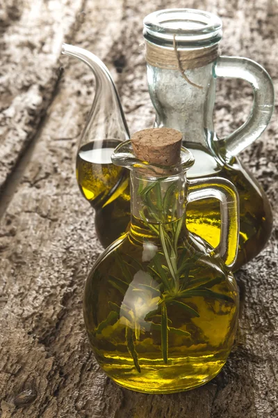 Olijfolie op smaak gebracht met rozemarijn — Stockfoto