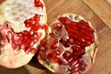 Ahşap zemin üzerinde açık nar, üst görünüm