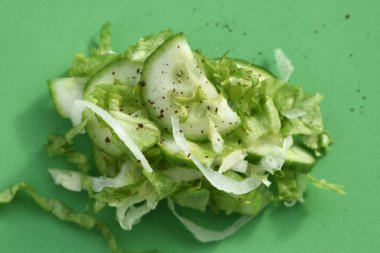 Salatalık salatası, marul yaprağı ve yeşil soğan.