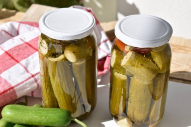 Klasik tariflere göre konserve salatalık konservesi.