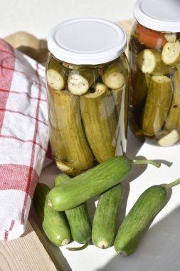 Klasik tariflere göre konserve salatalık konservesi.