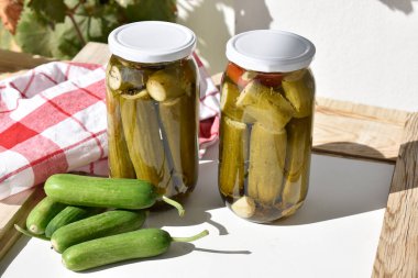 Klasik tariflere göre konserve salatalık konservesi.