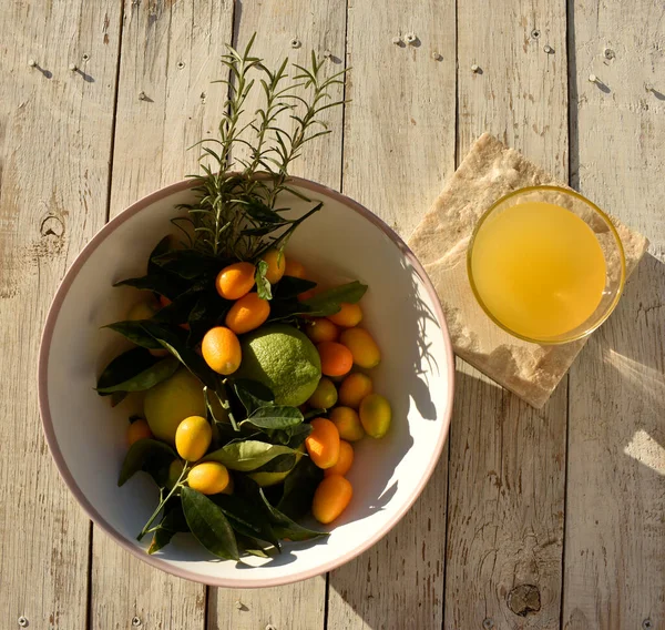Bardakta büyük bir kase, yapraklar ve vitamin içeceği.