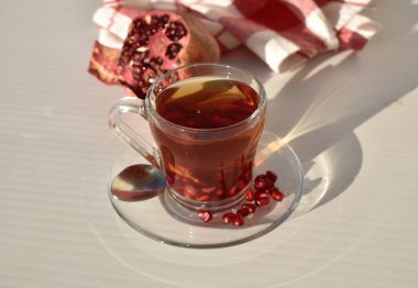 Beyaz Arkaplanda Nar Çayı ve Kırmızı Kareli Havlu, Boşluğu Kopyala