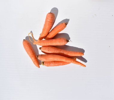 Beyaz Asgari Arkaplan Üzerine Dağılmış Çiğ Havuçlar