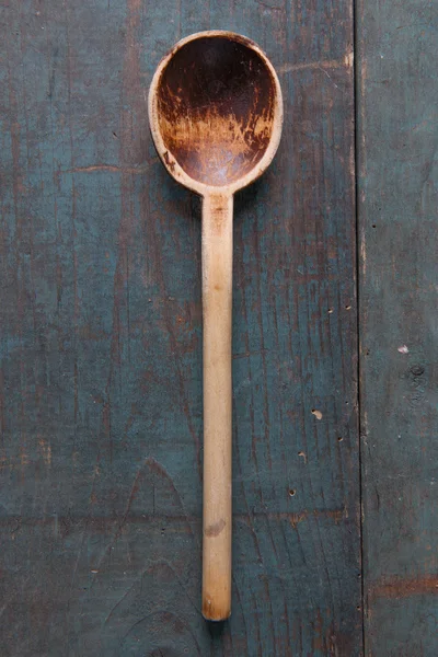 Cuillère en bois sur table en bois — Photo