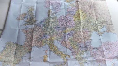 Pasaportlar ve çeşitli para birimleri renkli bir Avrupa haritasına atılmış plastik bir çantada. Avrupa 'nın çoğu çerçevede. Seyahat ve turizmi gösteren kısa bir klip. Brian Holm Nielsen 'den ağır çekim 1080p hisse senedi