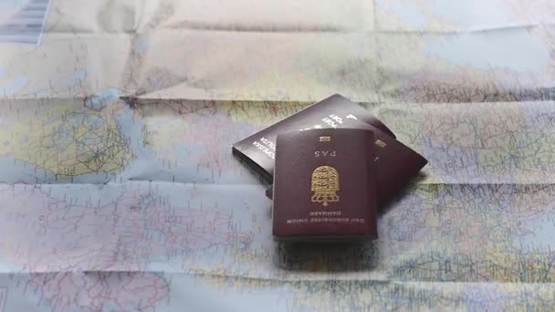 Paszporty Różne Waluty Plastikowej Torbie Rzucane Barwną Mapę Europy Większość — Wideo stockowe