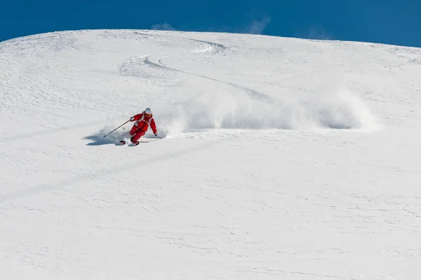 一个自由式滑雪者在厚厚的粉雪中快速滑下山坡的照片 背景上有美丽的蓝天 地点是奥地利的Hochgurgl和Obergurgl — 图库照片