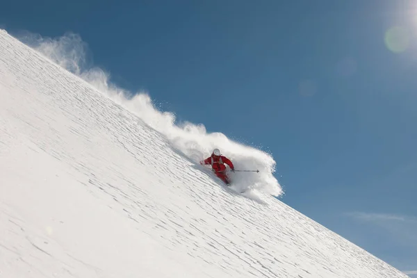 一个自由式滑雪者在厚厚的粉雪中快速滑下山坡的照片 背景上有美丽的蓝天 地点是奥地利的Hochgurgl和Obergurgl — 图库照片