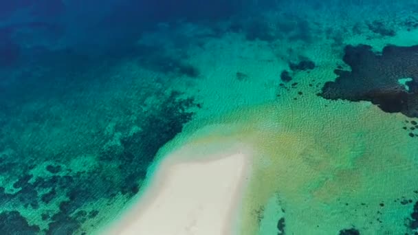 在希腊Agios Pavlos的沙滩和泻湖上空飞行时 无人机将相机向上倾斜 背景上有群山 水是美丽而清澈的蓝色 有一艘小船在泻湖上航行 — 图库视频影像