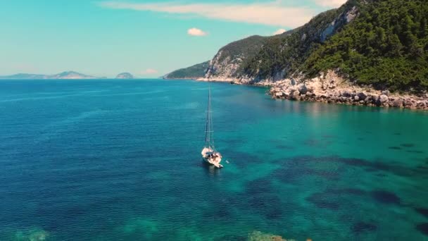 Drone Volando Lentamente Sobre Velero Cerca Playa Agios Ioannis Skopelos — Vídeos de Stock