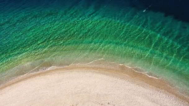 在希腊的Ag Dimitrios Alonissos美丽的沙滩上倾斜着的无人机 摄像机朝下 然后向上倾斜 可以看到美丽而明亮的蓝色大海 — 图库视频影像