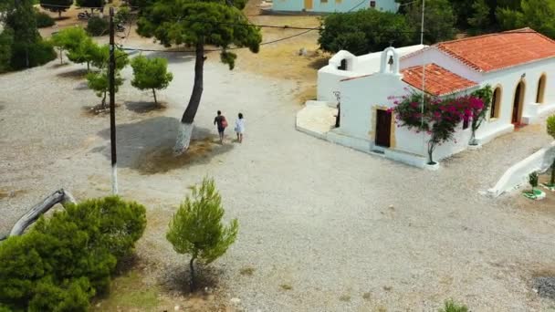 Dron Letí Pozpátku Nad Pláží Agia Paraskevi Spetses Řecku Letoun — Stock video