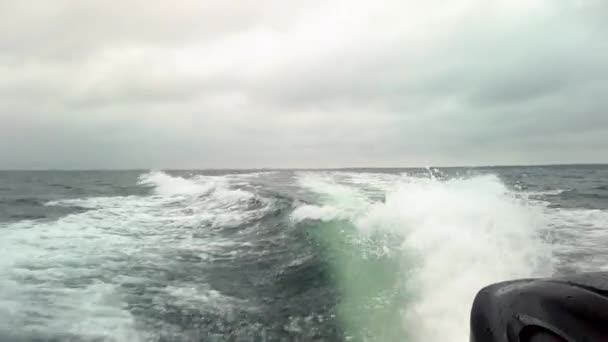 高速漁船は海で水しぶき波を作成します ボートは海の上を速く航海し 波に衝突したときに水が噴き出す デンマークのリサウンドでは灰色で曇りの冬の日です 1080P — ストック動画