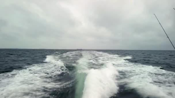 Barco Pesca Rápido Criando Rastro Salpicante Mar Barco Navega Rápido — Vídeo de Stock