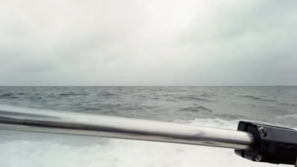 Gyors Halászhajó Létrehozása Fröccsenő Hullámok Tengeren Hajó Gyorsan Áthajózik Óceánon — Stock videók