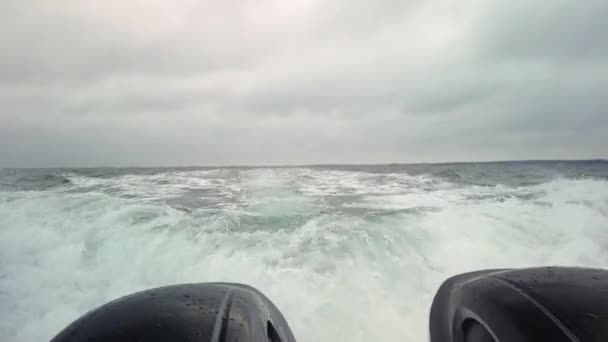 高速漁船は海で水しぶきを作成します ボートは海の上を速く航行し その後減速します デンマークのリサウンドでは灰色で曇りの冬の日です — ストック動画