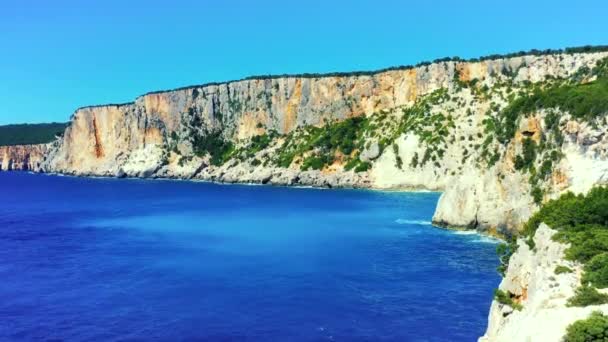 ギリシャのアラティスで美しい崖や海で離陸ドローン ドローンは美しい青い海を眺めながら崖の上を飛び立ち — ストック動画