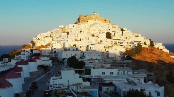 Drone Despegando Sobre Hermoso Pueblo Astypalea Grecia Alrededor Del Atardecer — Vídeos de Stock