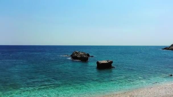 Drone Voando Sobre Praia Rochosa Damouhari Grécia Continua Sobre Oceano — Vídeo de Stock