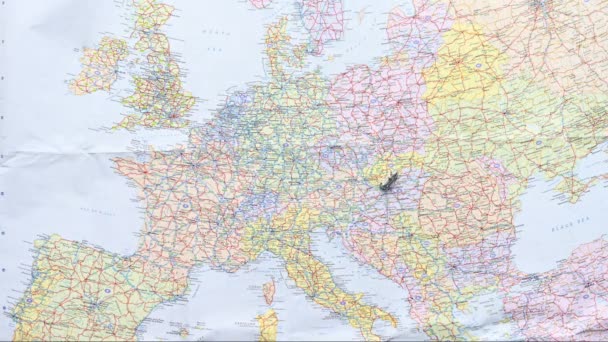 Zastavte video s malým monopolním stříbrným autem, které jezdí po celé Evropě. Krátký klip pro ilustraci výletu po Evropě. 1080p