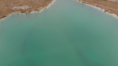 Kopenhag, Danimarka dışındaki Karlstrup kireçtaşı ocağının hava görüntüleri. Milyonlarca yıl önce Kretase Dönemi 'nde kuruldu. Taş ocağının ortasında berrak mavi suyu olan bir göl var.